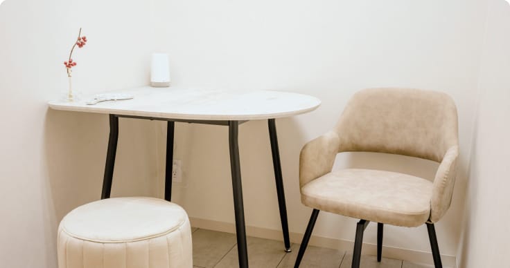 白を基調とした落ち着いた個室空間に、テーブルと椅子が配置され、プライバシーと配慮を感じるスペースの様子