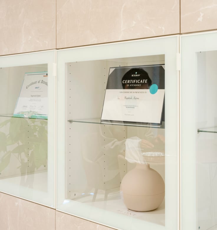 白を基調とした院内設備が整えられ、衛生管理と配慮を感じさせるクリニック内観