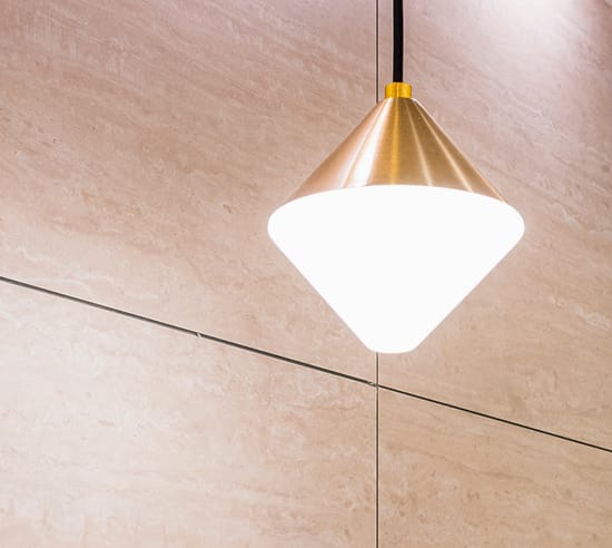 天井から吊るされた温かみのある照明