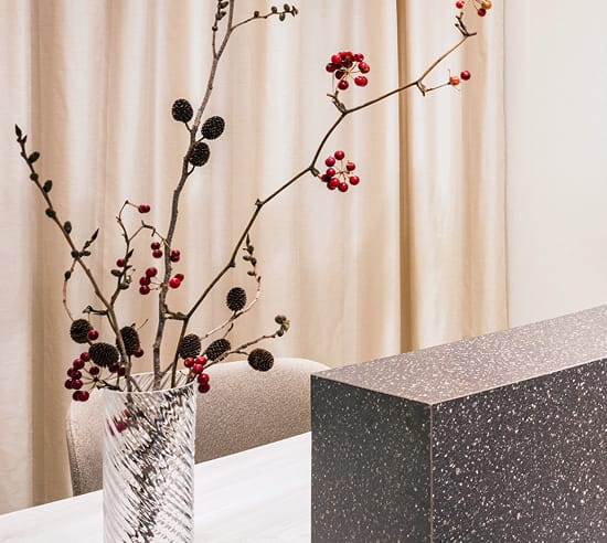 花枝を生けたガラス花瓶のインテリア