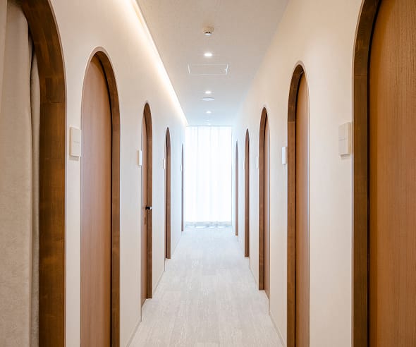 アーチ状の扉が並ぶ明るい廊下